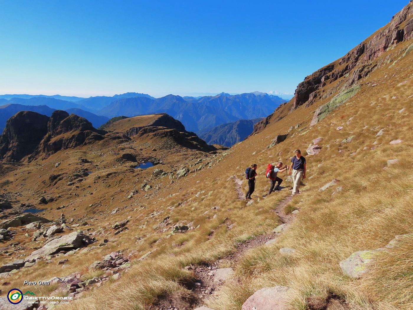 23 Tre amici in salita alla cima del Pietra Quadra.JPG